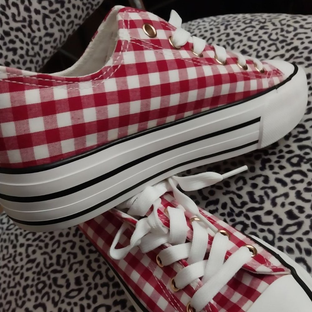 New Olivia Miller Size 7 Sneakers